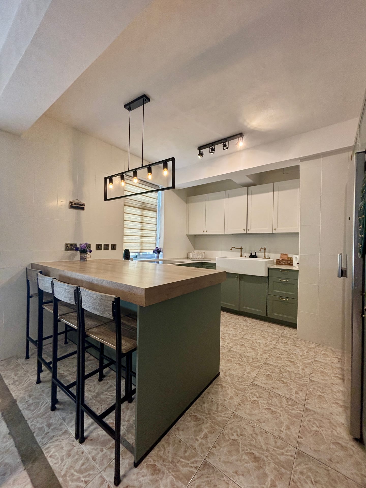 Family Stylish — 3-Bedroom Off Main Street — photo 2