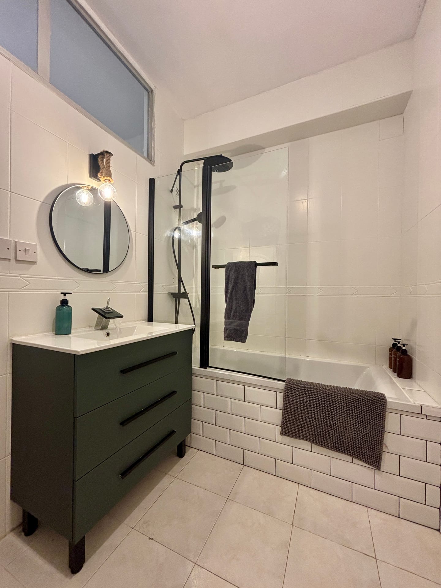 Family Stylish — 3-Bedroom Off Main Street — photo 11